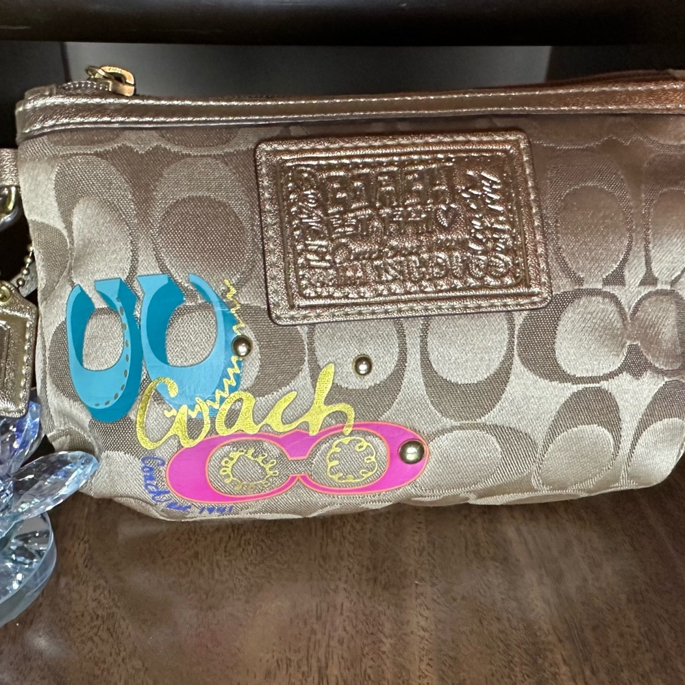 Coach NWOT Daisy Pop C Applique
Med Wristlet Bag - Picture 2 of 8